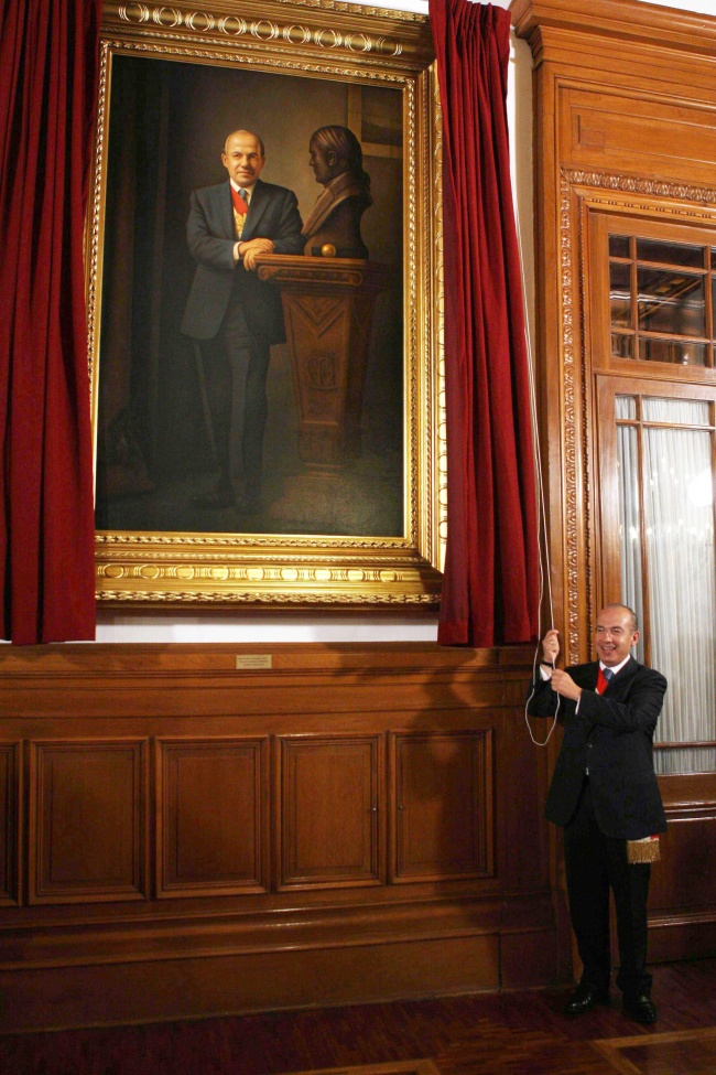 Felipe Calderón se despidió de la banda presidencial de una manera especial, durante los últimos cuatro meses y mandó a realizar tres retratos al óleo de su persona.
/i/2012/12/451971.jpeg