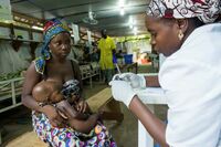 La OMS avala primera vacuna contra malaria; recomienda sea aplicada en África