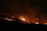 Evacúan a 800 personas por lava del volcán en La Palma