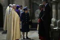 La reina Isabel II, de 95 años, usa un bastón por primera vez en un acto público en Reino Unido