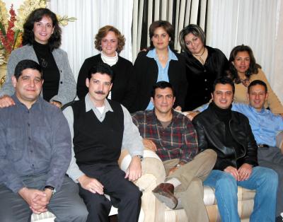 Alejandra Sosa de Hernández acompañada de sus amigos César ...