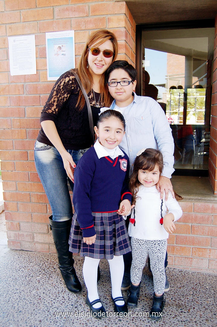 Marcela con sus hijos Andrés, Daniela y Ximena.