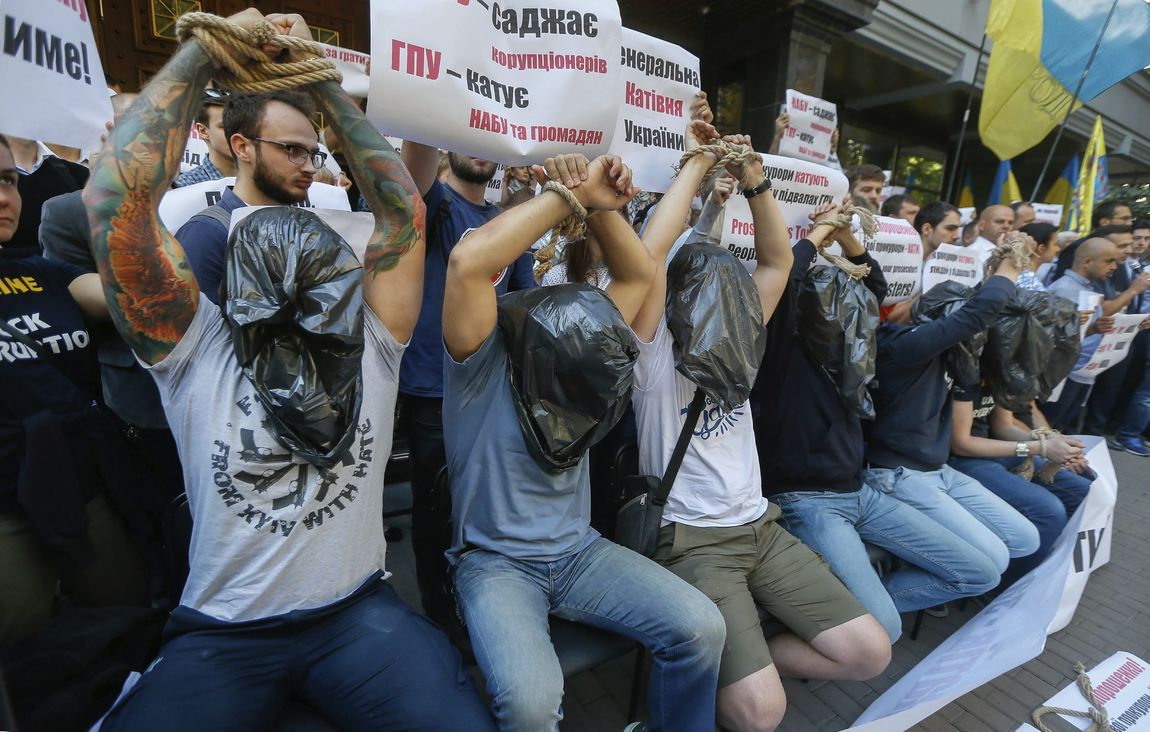 KIEV (UCRANIA).- Activistas ucranianos muestran pancartas ...