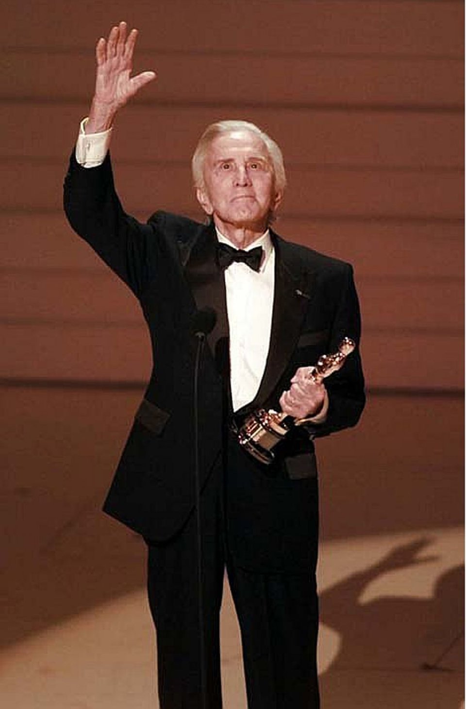 Оскар 1996. Кирк Дуглас. Oscar 1996. Kirk Douglas Oscar. Кирк Дуглас Маяк.