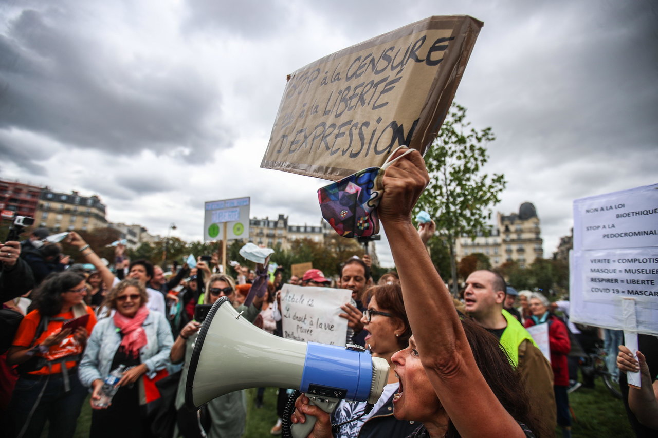 Generan protestas en París ante uso obligatorio de cubrebocas