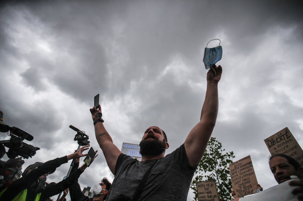 Generan protestas en París ante uso obligatorio de cubrebocas