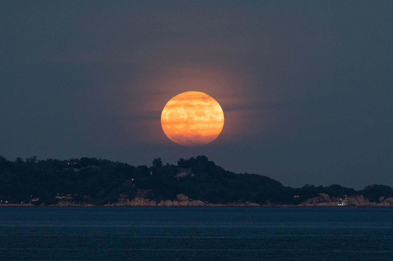 Взошла ли луна. Луна на Кипре. Луна на Кипре фото. Осетровая Луна. Полнолуние осетровая Луна.