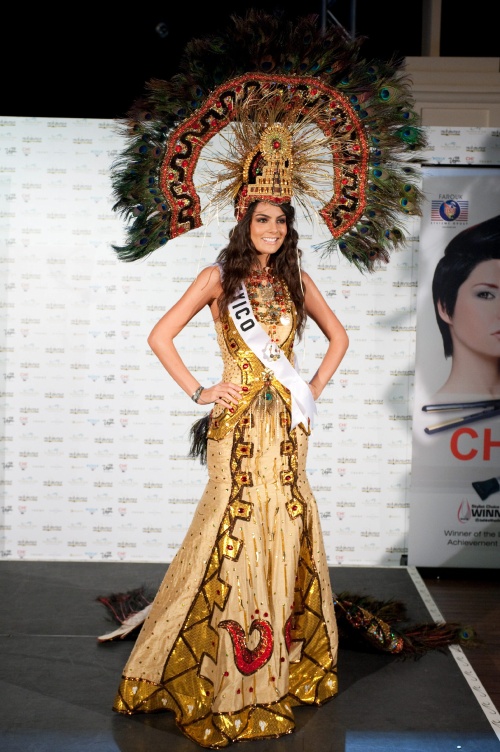 Miss México 2010 posa en traje regional