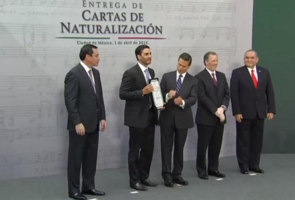 Entrega EPN cartas de naturalización a nuevos mexicanos