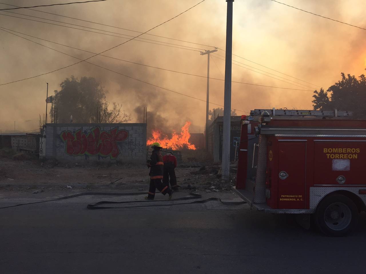 Vientos provocan un fuerte incendio - El Siglo de Torreón - El Siglo de Torreón