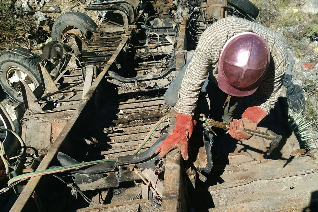 Retiran camión que cayó a un barranco - El Siglo de Torreón