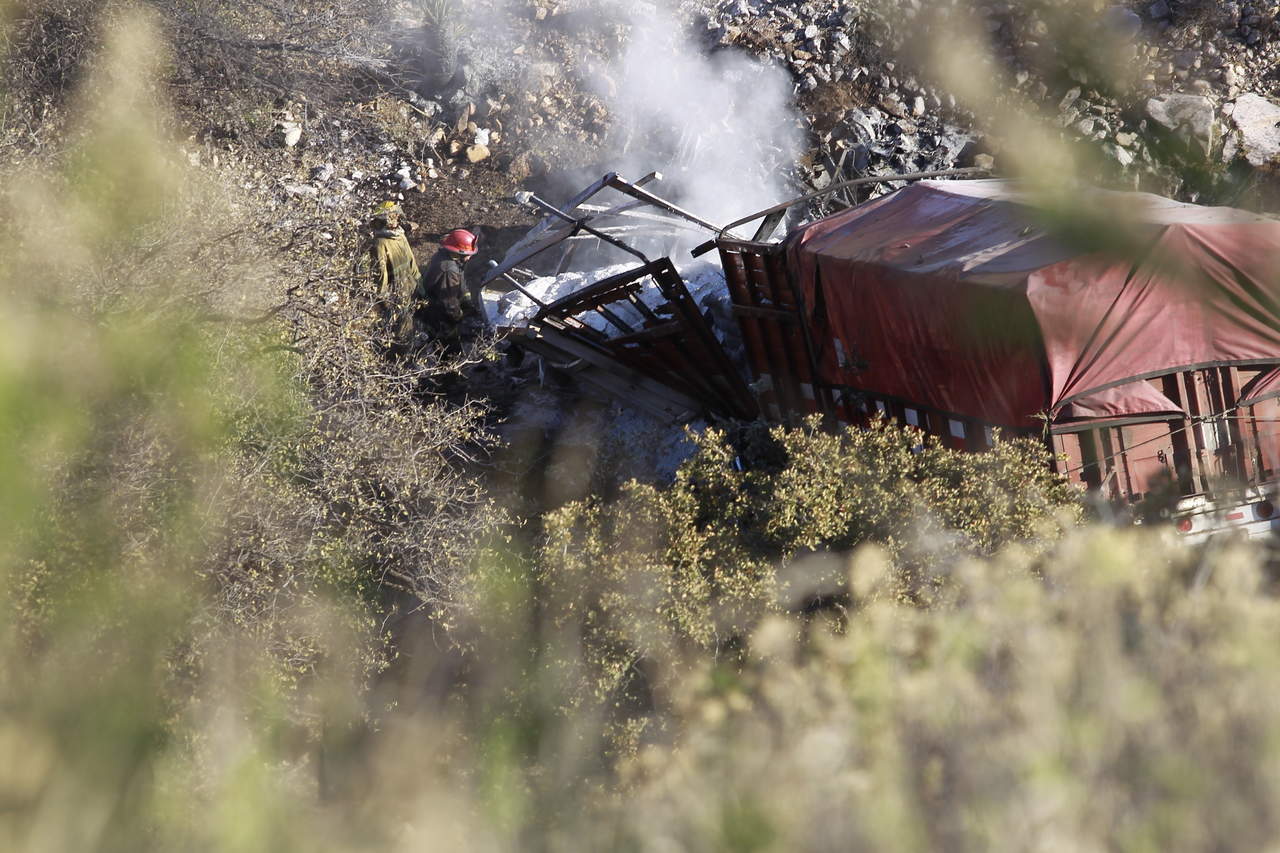 Chofer muere calcinado tras caer a barranco en Durango