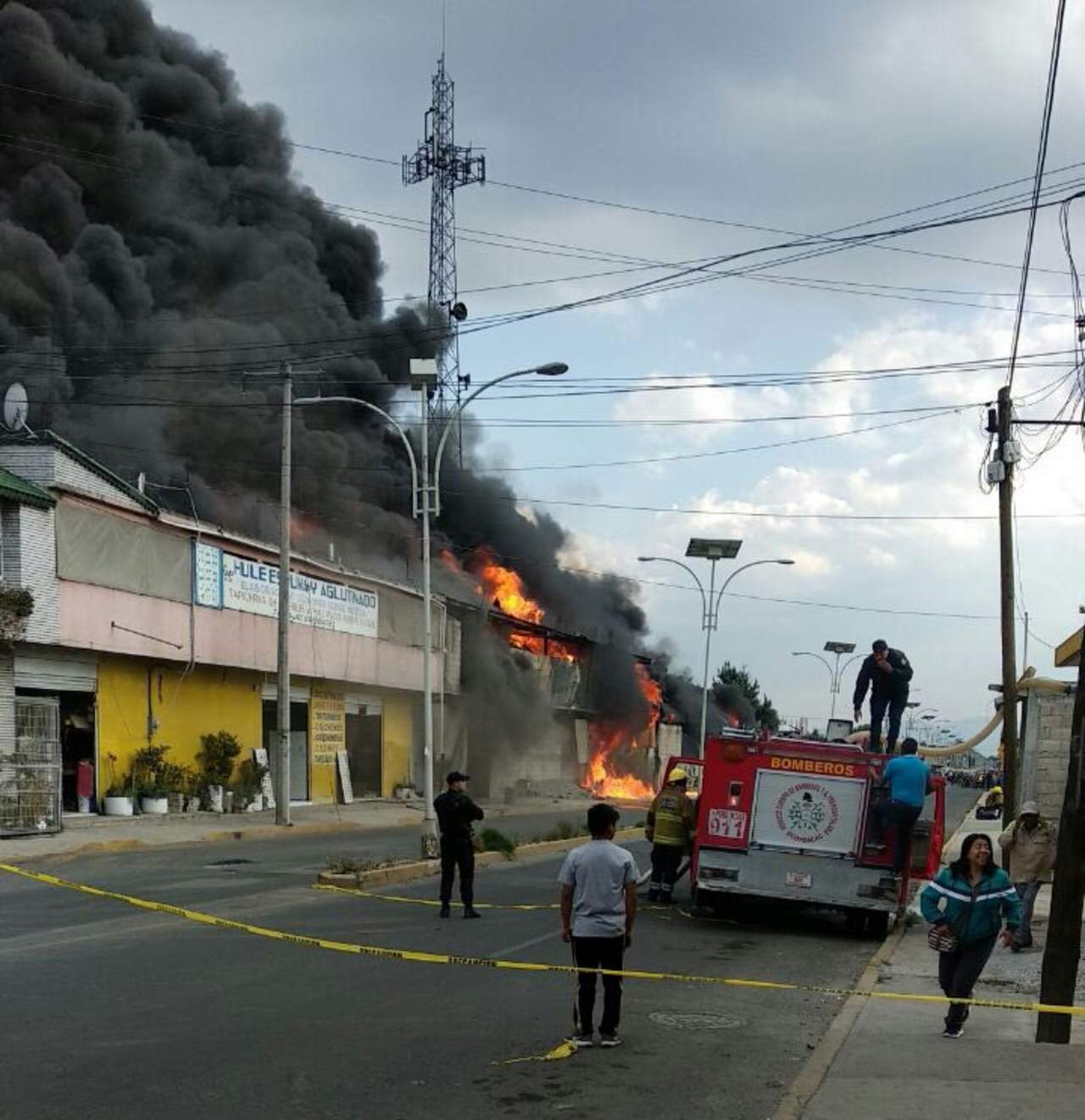 Se registra incendio en empresa de colchones en Ocoyoacac, Edomex
