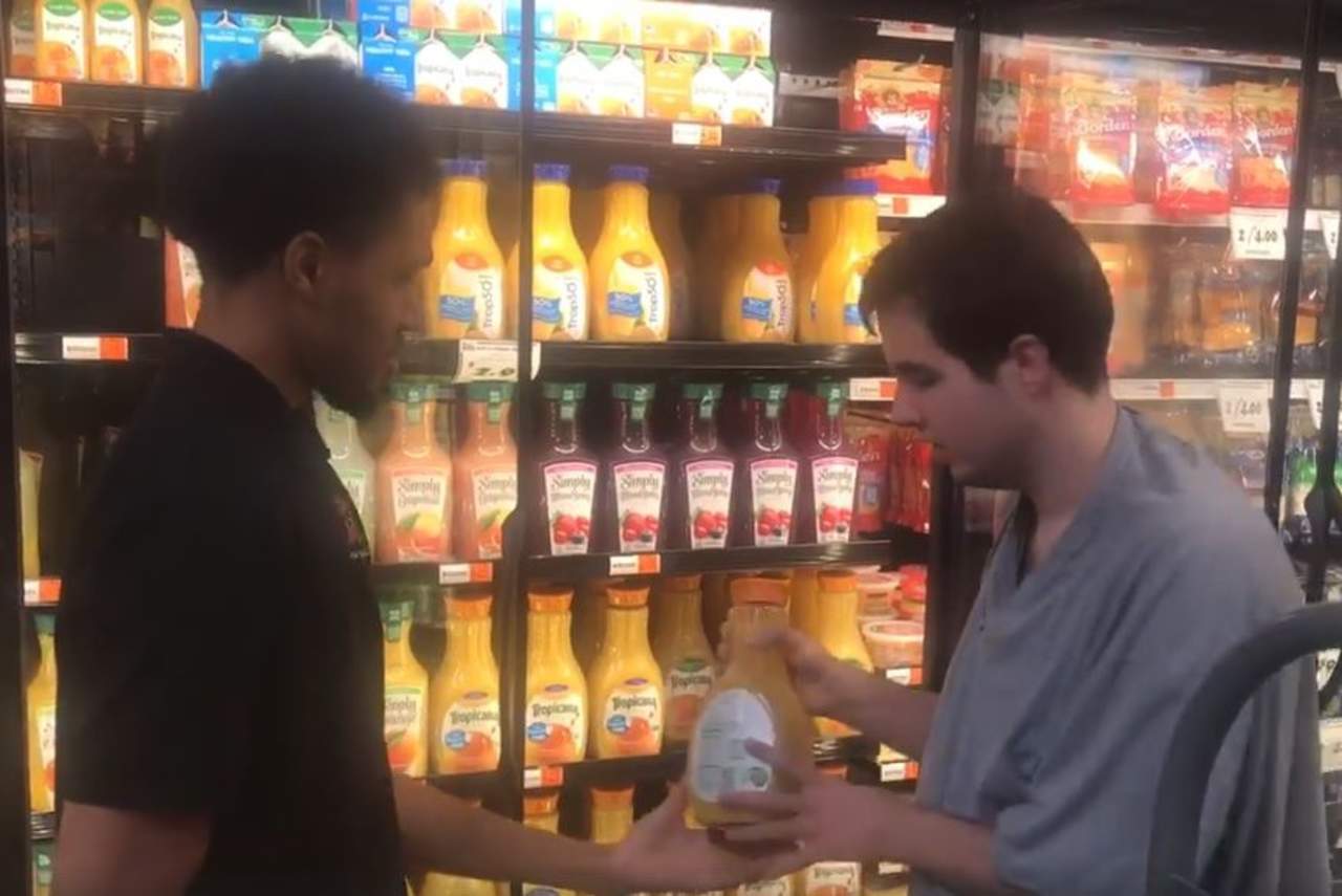 Increíble gesto de un vendedor a joven con autismo