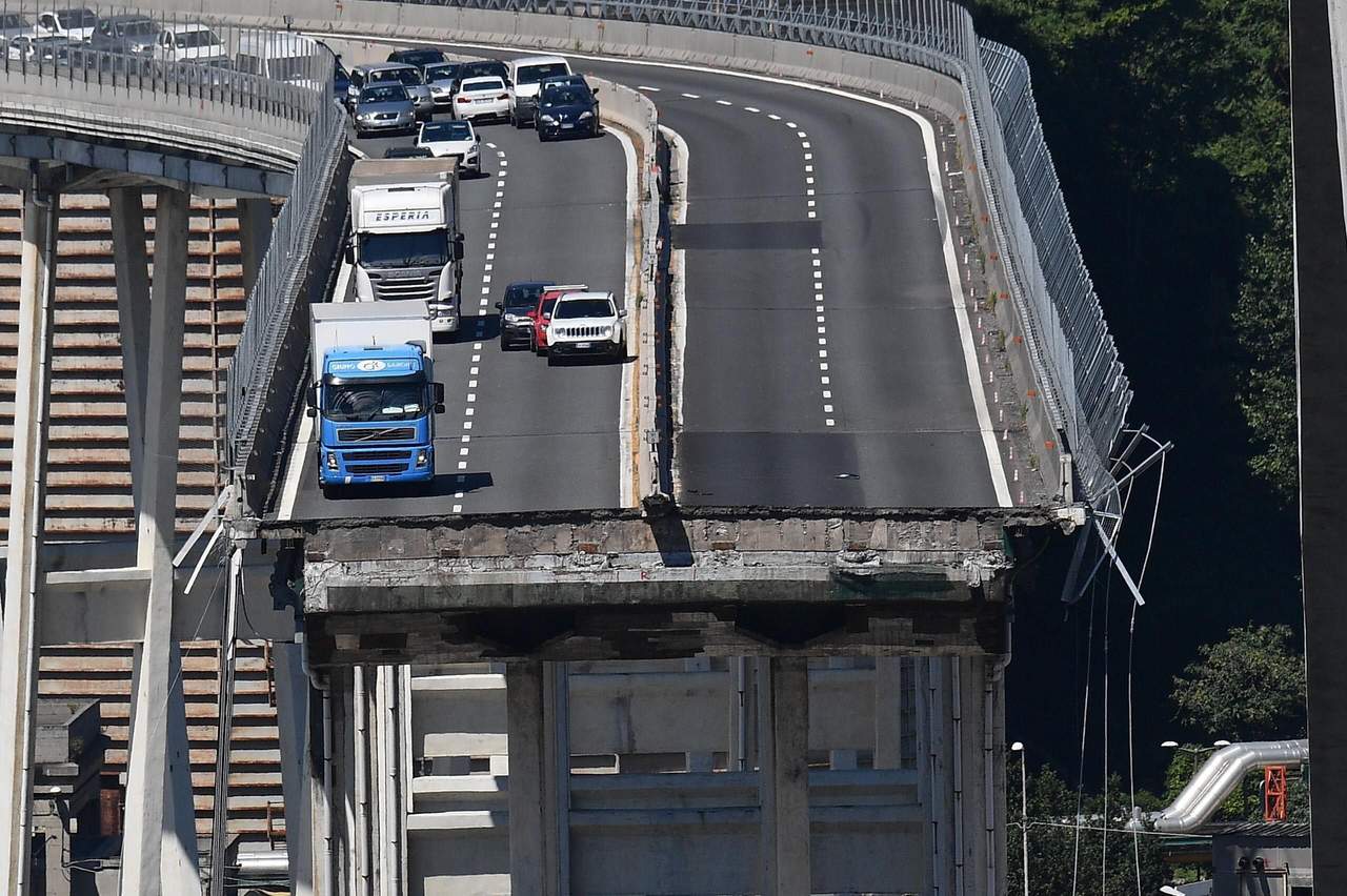 Van 39 muertos por derrumbe de puente en Génova