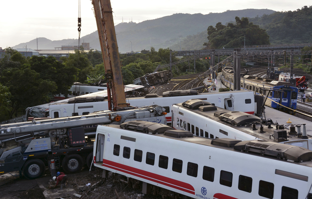 A train derailed in Taiwan leaves 18 dead