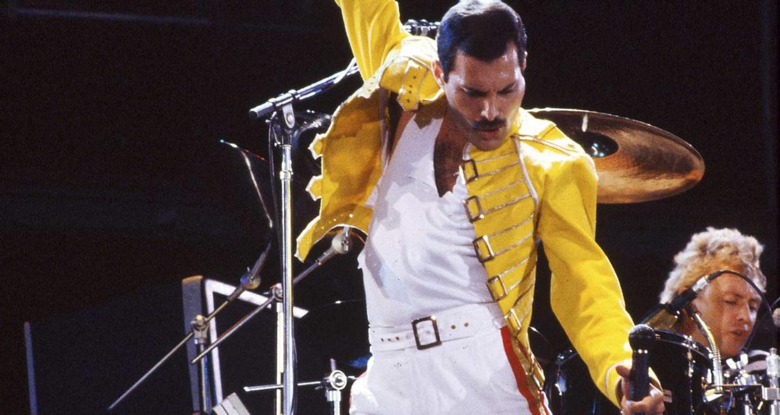 1991: Freddie Mercury, one of the statues of contemporary music, gives his last breath